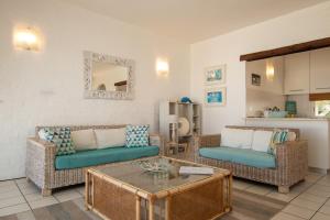 ein Wohnzimmer mit 2 Sofas und einem Tisch in der Unterkunft Santorini Thira 38 - Family Only in Ballito