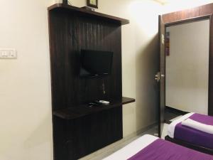 Postel nebo postele na pokoji v ubytování Hotel Amber-colaba