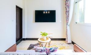 Een TV en/of entertainmentcenter bij 林居民宿
