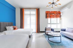een hotelkamer met twee bedden en een bank bij 林居民宿 in Jinhu