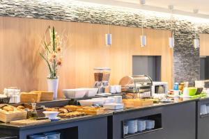 ein Buffet mit Brot und anderen Speisen auf der Theke in der Unterkunft Les Closes in Andorra la Vella