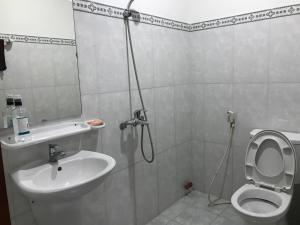 Koupelna v ubytování Nhà nghỉ Linh Quân