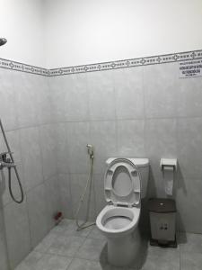 Koupelna v ubytování Nhà nghỉ Linh Quân