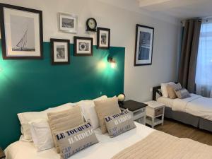 Postel nebo postele na pokoji v ubytování Hotel Les Embruns