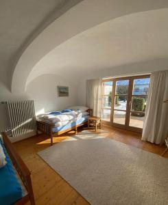 1 dormitorio con cama y ventana grande en Landhaus in Pförring en Pförring