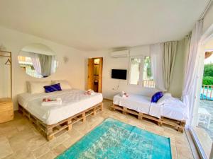 Postel nebo postele na pokoji v ubytování Alaçatı Barbarossa Hotel + 69 fotografií