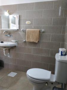 La salle de bains est pourvue de toilettes et d'un lavabo. dans l'établissement Midtown Homes, au Caire