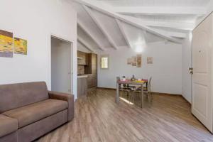 a living room with a couch and a table at Casa Vacanze Porto Istana in Murta Maria