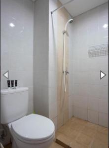 Ванная комната в Apartemen Taman Melati Margonda by Winroom