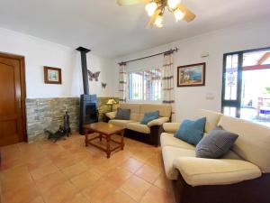 uma sala de estar com dois sofás e uma lareira em Villa los Tablazos SpainSunRentals 1009 em Frigiliana