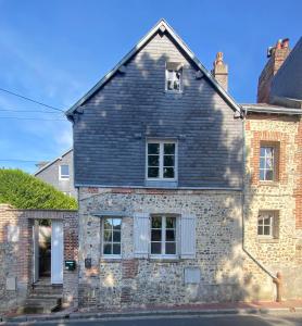 una casa de ladrillo con techo azul en Boudin Cottage Honfleur, en Honfleur