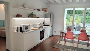 Cuisine ou kitchenette dans l'établissement Light Blue apartment