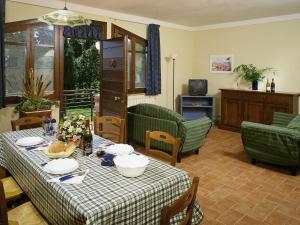 uma sala de estar com mesa e cadeiras e uma sala de estar em Tenute di Badia em Altopascio