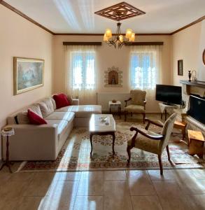 uma sala de estar com um sofá e uma mesa em Comfortable Apartment in Village Saint Minas em Ágios Minás