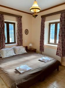 Un pat sau paturi într-o cameră la Comfortable Apartment in Village Saint Minas