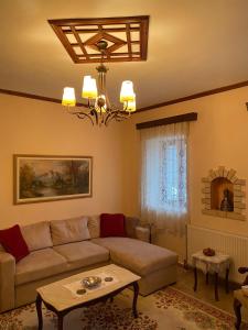 sala de estar con sofá y mesa en Comfortable Apartment in Village Saint Minas, en Ágios Minás
