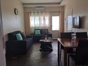 - un salon avec un canapé et une table dans l'établissement TD Guest House 4 Plus, à Chimoio