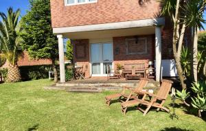 a house with two chairs and a table in the yard at Espectaculares vistas a la Bahia in Seña