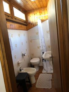 Ένα μπάνιο στο B&B Astor