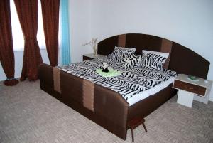 łóżko z odciskiem zebry w pokoju w obiekcie Hagyományt örző egyesület w mieście Pačir