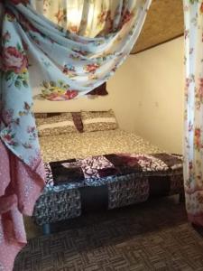 sypialnia z łóżkiem w pokoju z zasłonami w obiekcie Hagyományt örző egyesület w mieście Pačir