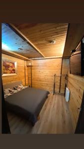 una camera da letto con letto in una camera in legno di Бабай Садиба a Vasylʼkiv