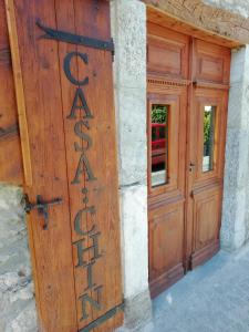 ベトレンにあるCasa Rural "Casa Chin", Val d'Aranの看板のある建物への木製ドア