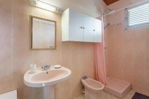 un bagno con lavandino e WC di Villa Yayanne a Les Anses-d'Arlets