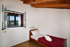 Tempat tidur dalam kamar di Villa Areti - A Cottage in the Cretan Nature