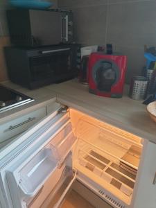 un tiroir ouvert dans une cuisine équipée d'un four micro-ondes dans l'établissement VILLA GABRIEL, à Trois-Ponts