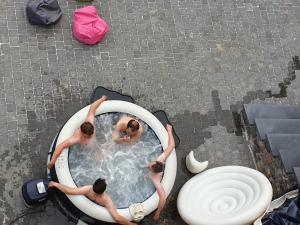 3 hommes dans une baignoire avec toilettes dans l'établissement VILLA GABRIEL, à Trois-Ponts