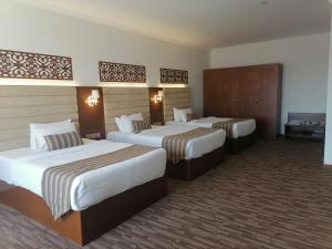 Postel nebo postele na pokoji v ubytování Hamdan Plaza Hotel Salalah, an HTG Hotel