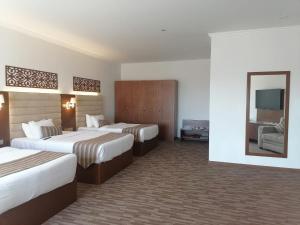 Postel nebo postele na pokoji v ubytování Hamdan Plaza Hotel Salalah, an HTG Hotel