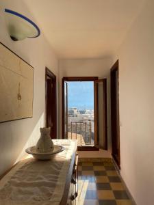 une pièce avec une table et une grande fenêtre dans l'établissement casa nuria, en el centro, al lado de la escalinata del calvario para 6 personas, à Pollença