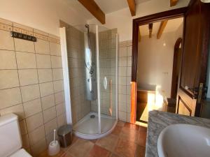 une salle de bain avec une douche, un lavabo et une baignoire dans l'établissement casa nuria, en el centro, al lado de la escalinata del calvario para 6 personas, à Pollença 27 autres photos