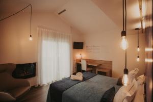 Ein Bett oder Betten in einem Zimmer der Unterkunft La Trobada Hotel Boutique