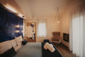 Ein Bett oder Betten in einem Zimmer der Unterkunft La Trobada Hotel Boutique