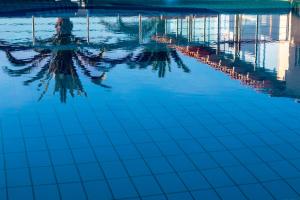 een zwembad met stoelen in het water bij Hotel Christina in Chania