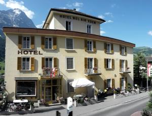 un hotel con un cartel que diga "Hotel Beaumont" en Bel-Air Eden, en Grindelwald