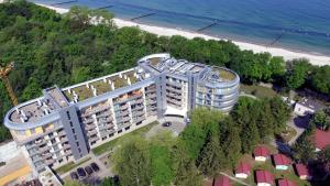 una vista aérea de un gran edificio cerca de la playa en Private apartment Sulkowskiego, en Kołobrzeg