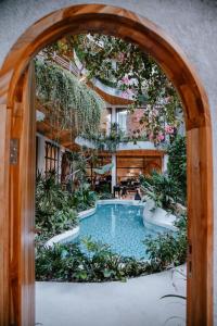 um arco que leva a uma piscina numa casa em Cityhouse - CityOasis em Cidade de Ho Chi Minh