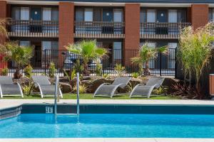 ウォーナンブールにあるMid City Motel Warrnamboolの建物の前にプールがあるホテル