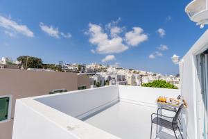 Balkón nebo terasa v ubytování Central Fira Suites