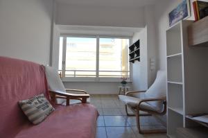 ein Wohnzimmer mit einer Couch und zwei Sesseln in der Unterkunft RNET - RHC 1410 Roses Holiday Center in Roses