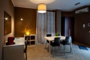 cocina y comedor con mesa y sillas en MyBed, en Cavallino di Lecce