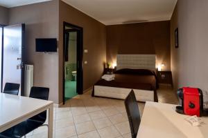 una camera d'albergo con letto, tavolo e sedie di MyBed a Cavallino di Lecce