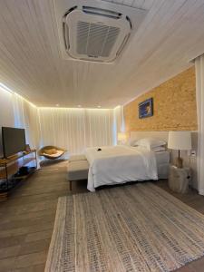 Cama ou camas em um quarto em BobZ Boutique Resort
