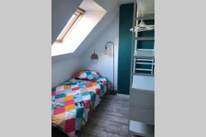 ein Schlafzimmer mit einem Bett und einem Bücherregal in der Unterkunft 250 m des plages - Jardin - WIFI - Velos - in Carnac