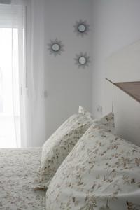 a bedroom with a bed with two pillows on it at Apartamento Calma in Vejer de la Frontera