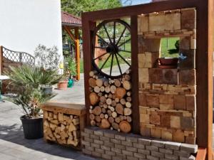 eine Feuerstelle aus Holz und einem Rad in der Unterkunft Fewo Strauss in Ossiach